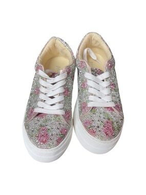 Betsey Johnson SIDNY
FLORAL Silver Floral Rhinestone Platform Sneakers
Size 6
